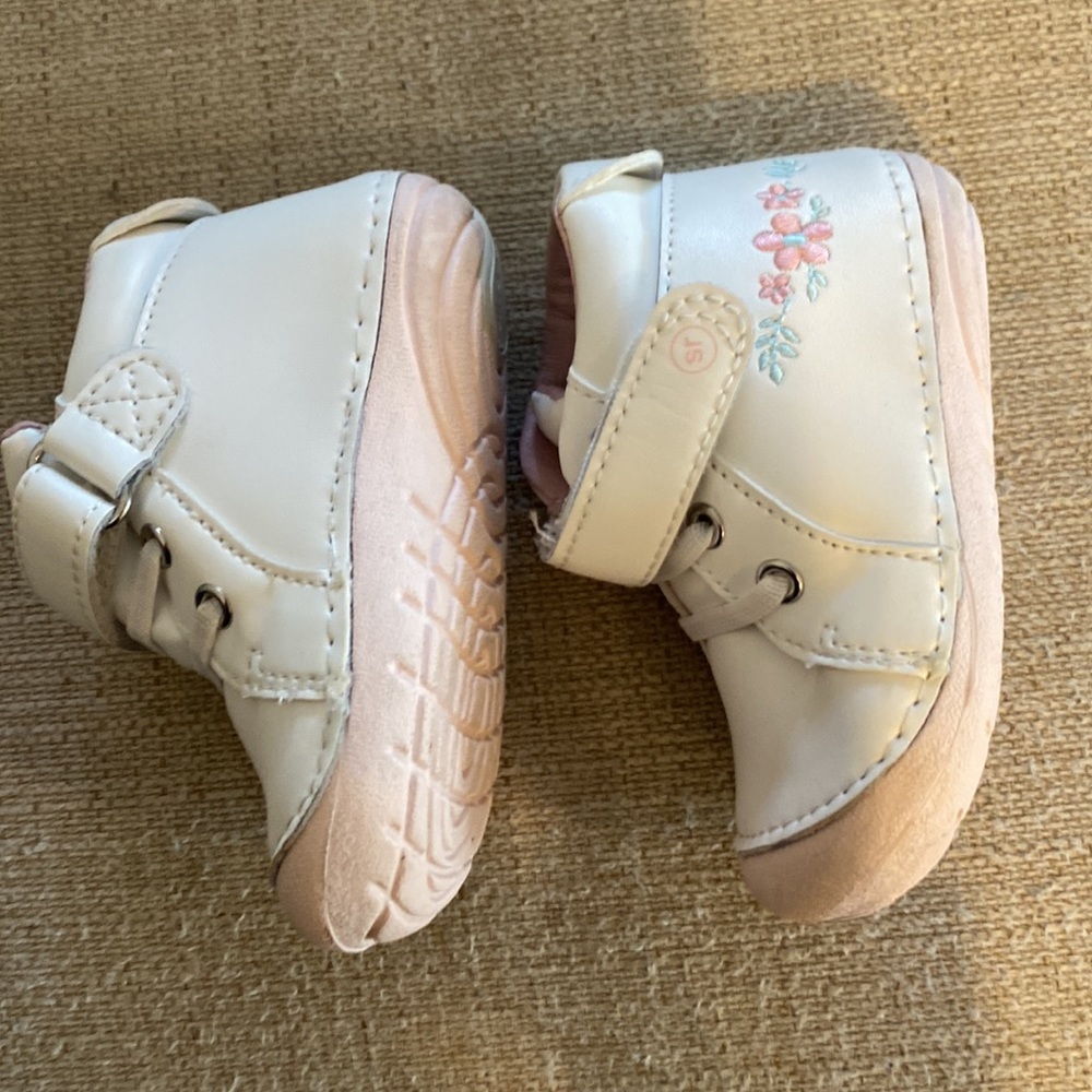 Stride Rite size 4.5. - Picture 2 of 4
